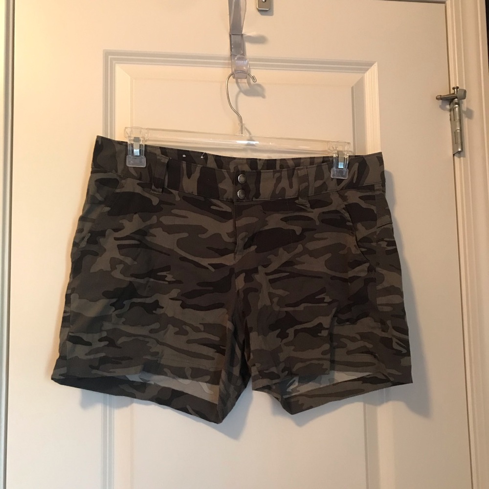 Columbia lightweight camo shorts